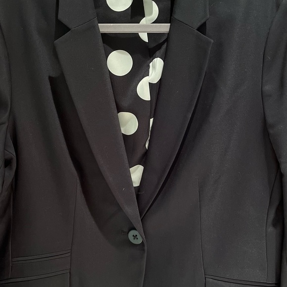 28. WOMENS CHICO’S 2/L DETAIL JACKET - Picture 4 of 7